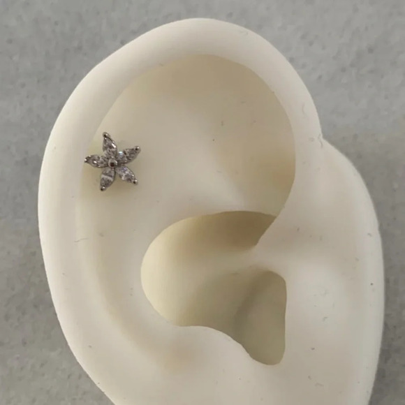 Silver Crystal Flower Cartilage Earring Brand New - Picture 1 of 2